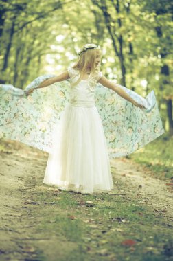 Sevimli sarışın kız eşarpla dans ediyor