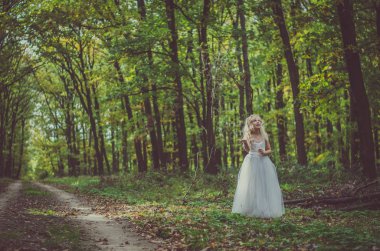 uzun beyaz gelinlik sevimli çocuk 