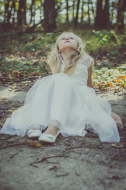 Romantik çocuk ormanda yalnız.