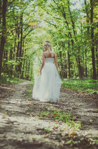 Criança adorável em vestido de casamento branco longo — Fotografia de Stock