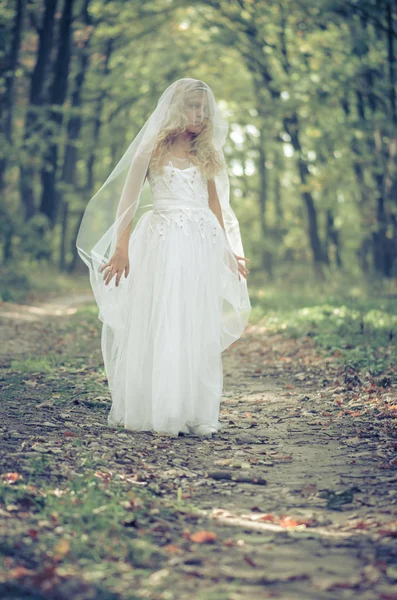 Triste e perdida fada princesa na floresta — Fotografia de Stock