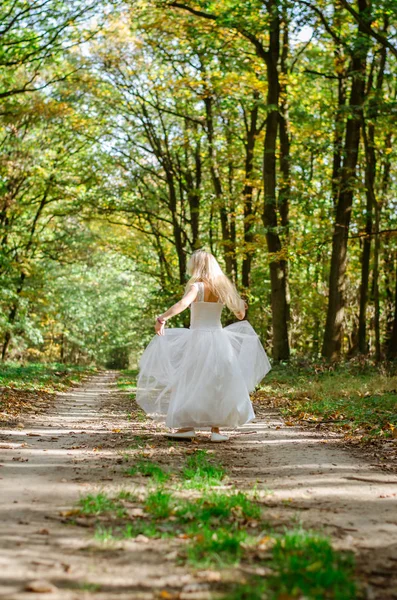 Menina feliz na floresta romântica — Fotografia de Stock