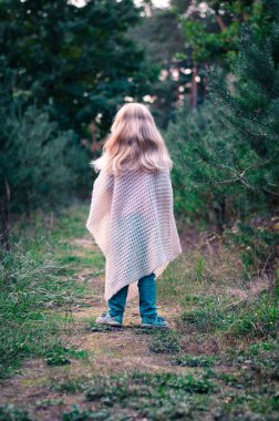 ormanda kayıp yalnız kız