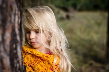 ormanda güzel çocuk behins ağaç gövde