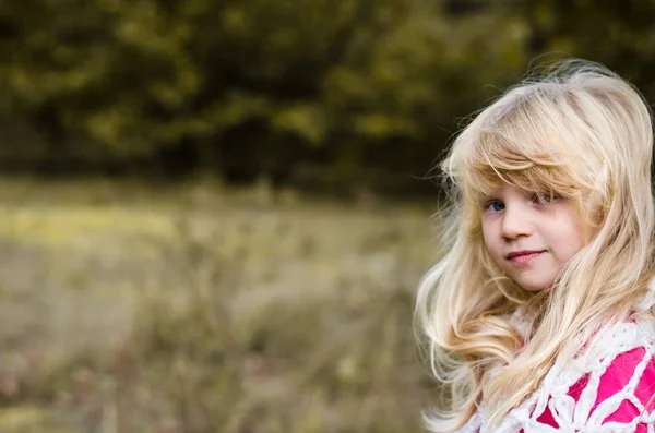 Klein kind met lang blond haar portret — Stockfoto