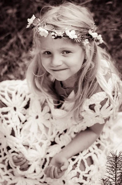 Małe dziecko z długim blond włosy portret — Zdjęcie stockowe