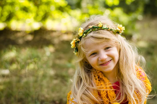 Bedårande leende flicka med långt blont hår — Stockfoto