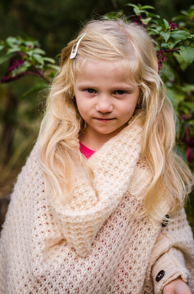 маленький ребенок с длинными светлыми волосами портрет
