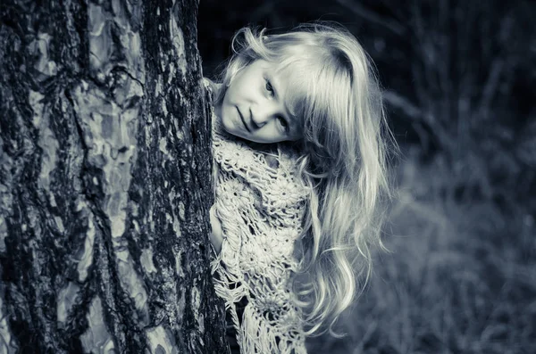 Härligt barn behins trädstam i skogen — Stockfoto