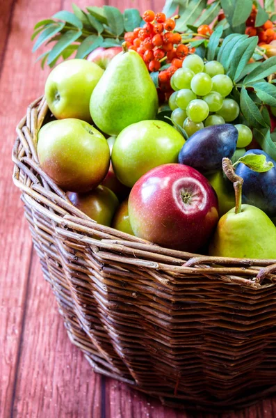 Group of healthy autumnal colorful fruits  in wooden basket — Stock Photo, Image