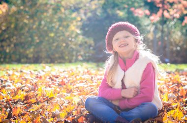 Güneşli bir öğleden sonra, kırmızı şapkalı sevimli çocuk