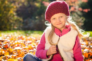 Harika çocuk öğleden sonra eğleniyor Altın saat zamanı