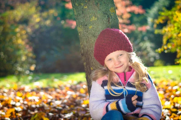 Rozkošné dítě v odpolední zlaté hodině čas — Stock fotografie