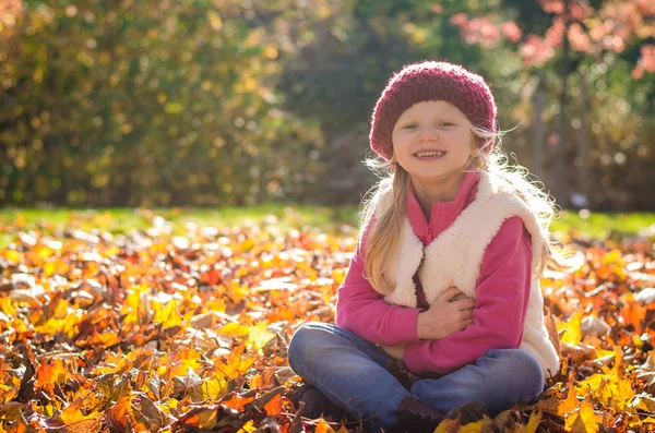 Schattig kind in rode pet in magische zonnige middag — Stockfoto