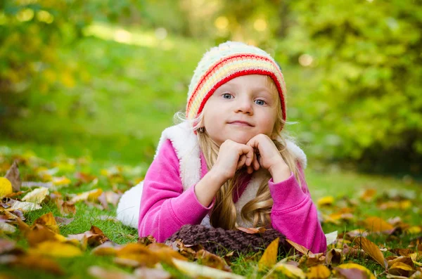 Adorabile bambino nel bellissimo parco colorato — Foto Stock