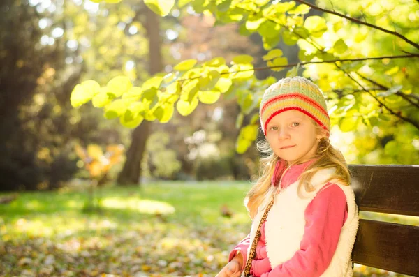 Little kid relaxing in colorful park in fall season — Stock Photo, Image