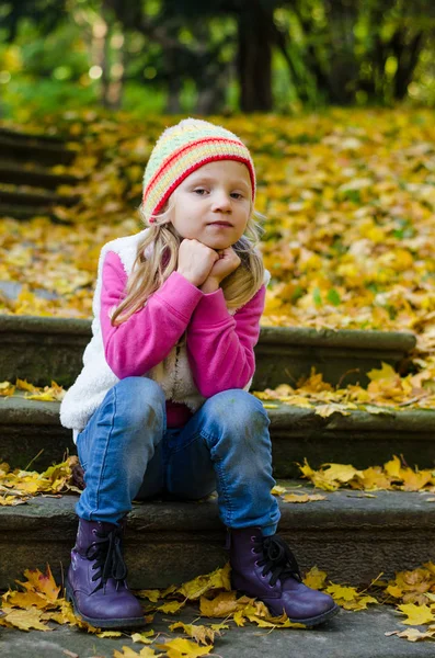 Little kid relaxing in colorful park in fall season — Stock Photo, Image