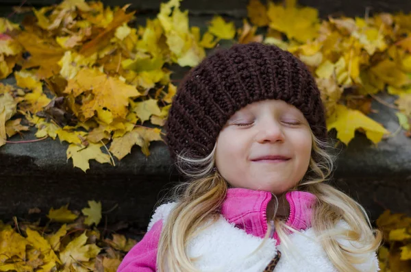 Küçük çocuk sonbahar sezonunda renkli parkta dinleniyor. — Stok fotoğraf