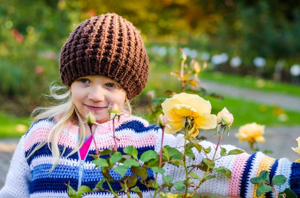 Imádnivaló gyermek szép színes parkban virágok — Stock Fotó