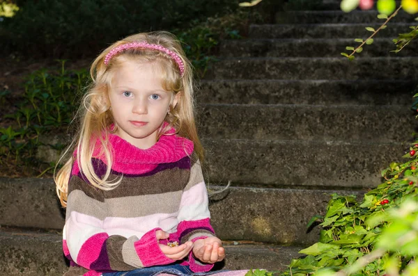 Adorable dziecko siedzi na schodach — Zdjęcie stockowe