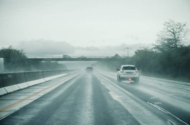yağmurlu bir günde sisli yol