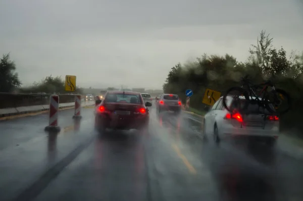 Дождливый день на шоссе — стоковое фото