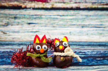 Kestane sonbahar meyvelerinden yapılmış tilki figürleri