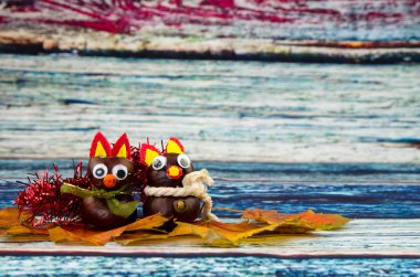 Kestane sonbahar meyvelerinden yapılmış tilki figürleri