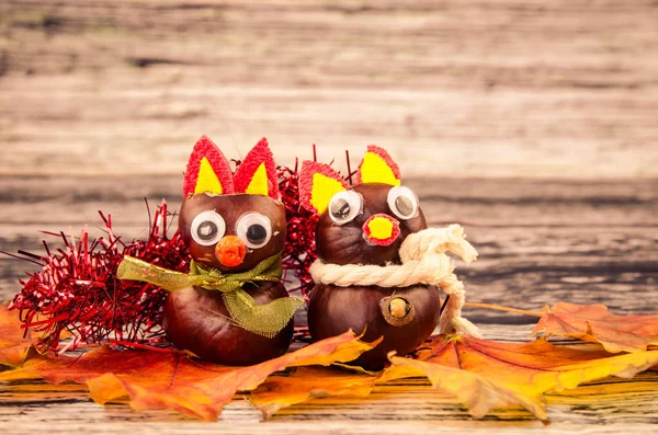 Kestane sonbahar meyvelerinden yapılmış tilki figürleri