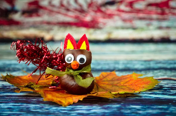 Fuchsfiguren aus herbstlichen Kastanienfrüchten — Stockfoto