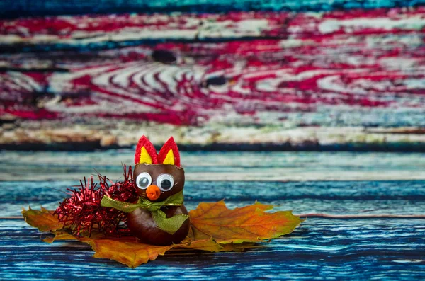 Kestane sonbahar meyvelerinden yapılmış tilki figürleri