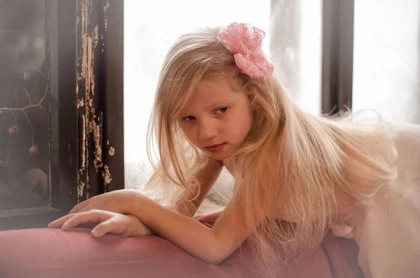 Menina com longo retrato de cabelo loiro — Fotografia de Stock