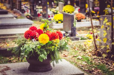 sonbahar mezarlığında All Saints Day sırasında mezarlarda çiçekler