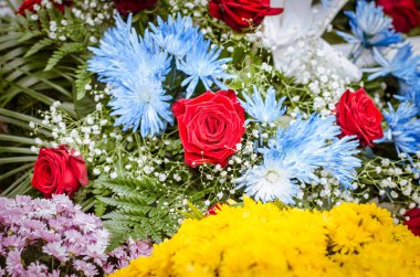 Mezarlıktaki Azizler Günü 'nde mezardaki parlak çiçek desenleri.