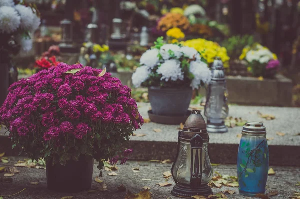 Nostalgische Allerheiligen auf dem dunklen Friedhof — Stockfoto