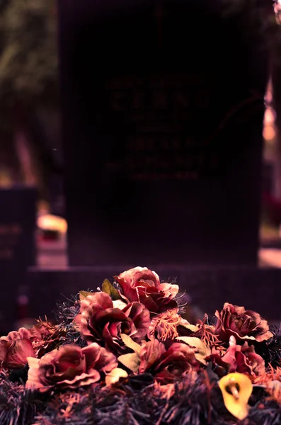 Día de Todos los Santos en el cementerio tono oscuro —  Fotos de Stock