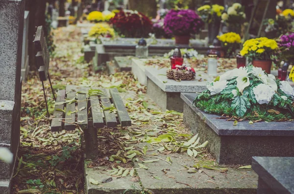 Nostálgico y triste Día de Todos los Santos en el cementerio otoñal — Foto de Stock