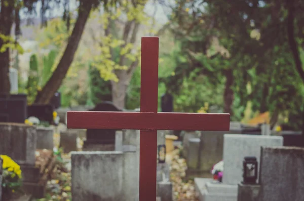 Holzkreuz auf dem Friedhof — Stockfoto