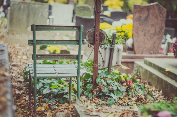 Prázdná lavička na hřbitově — Stock fotografie