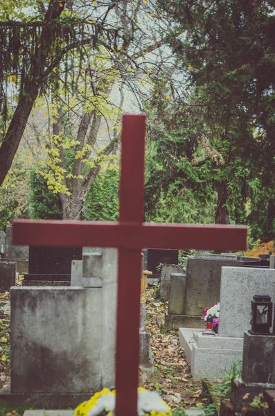 Houten kruis op de begraafplaats — Stockfoto