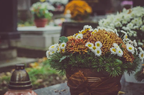 Bloemdecoratie op graf tijdens Allerheiligen op het kerkhof — Stockfoto