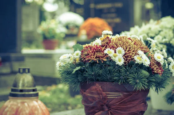 Decoração floral na sepultura durante o Dia de Todos os Santos no cemitério — Fotografia de Stock