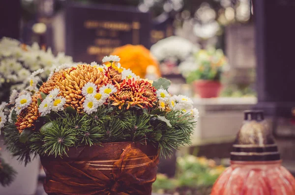 Blumenschmuck am Grab zu Allerheiligen auf dem Friedhof — Stockfoto