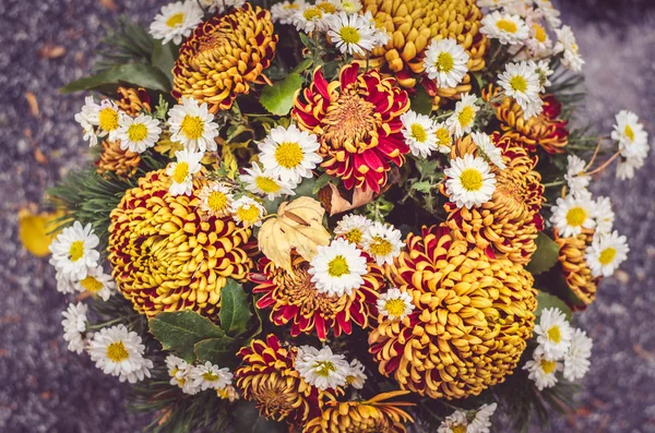 万圣日期间墓碑上明亮的花卉装饰 — 图库照片