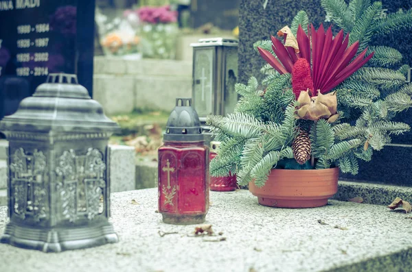 Brennende Kerzen auf Gräbern an Allerheiligen auf dem Herbstfriedhof — Stockfoto