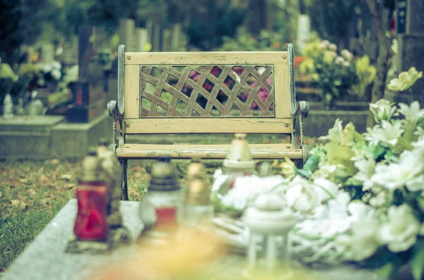 Bank auf dem Friedhof — Stockfoto