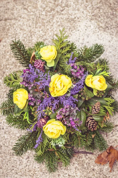 Brillante decoración floral en la tumba durante el Día de Todos los Santos en el cementerio —  Fotos de Stock