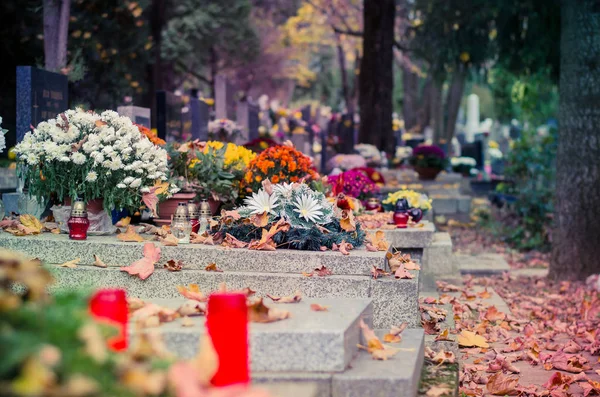 Ambiente tranquilo otoñal en el cementerio — Foto de Stock