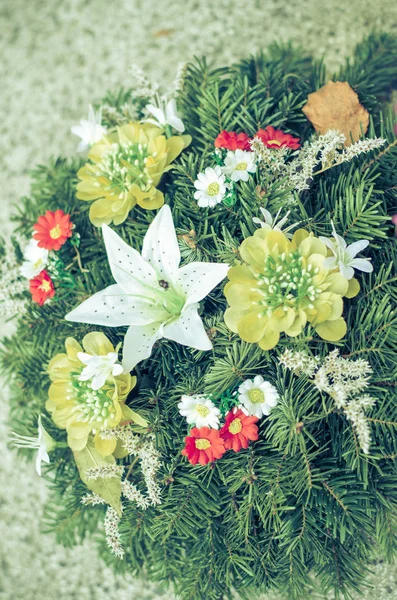 Decoración floral en la tumba durante el Día de Todos los Santos en el cementerio — Foto de Stock