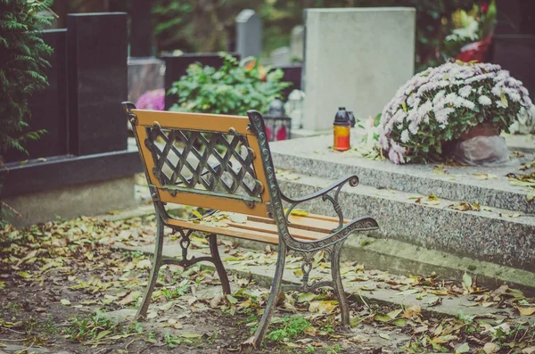 Пустая скамейка на кладбище — стоковое фото